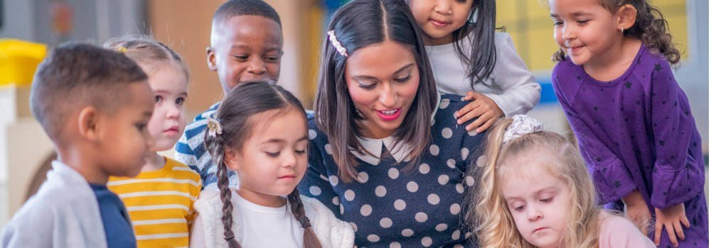 Niños tercera cultura de diferentes nacionalidades estudiando en una escuela internacional